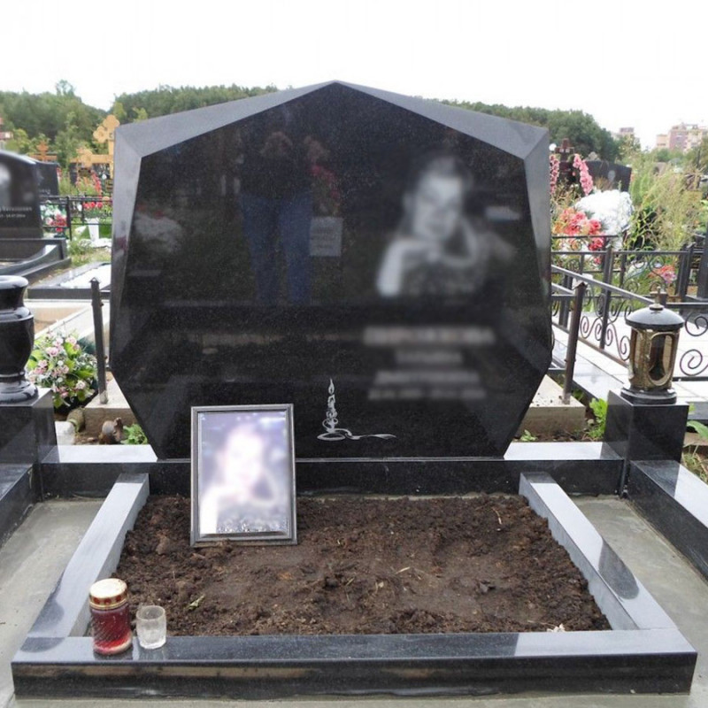 Горизонтальний пам'ятник на два портрета зі свічкою № 24906