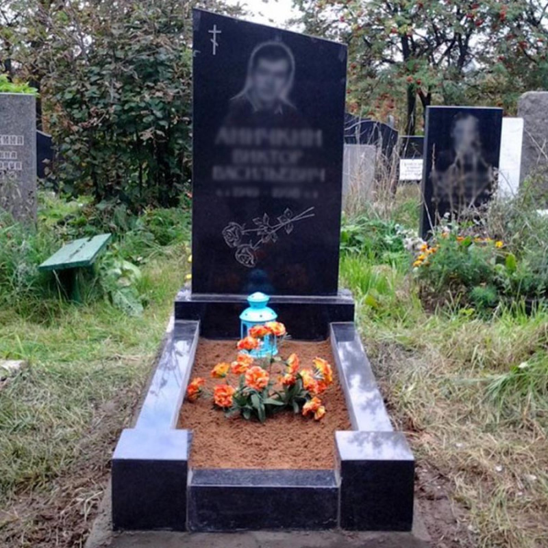 Пам'ятник для одного та квітник з кубиками № 95356