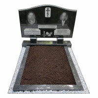 Пам'ятник для двох з хрестом і квітами на кубиках № 14973