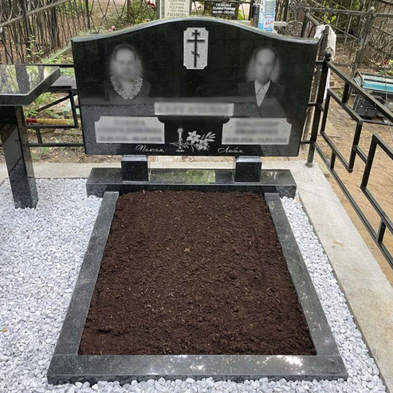 Пам'ятник для двох з хрестом і квітами на кубиках № 14973