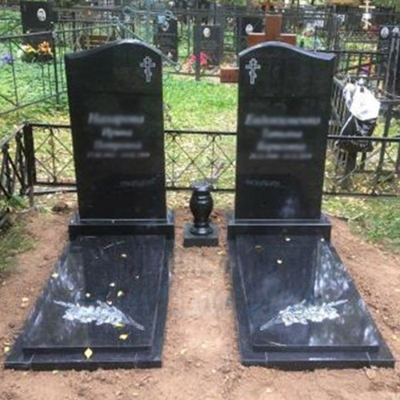 Два вертикальні пам'ятники з надписами і надгробкою на квітниках № 76220