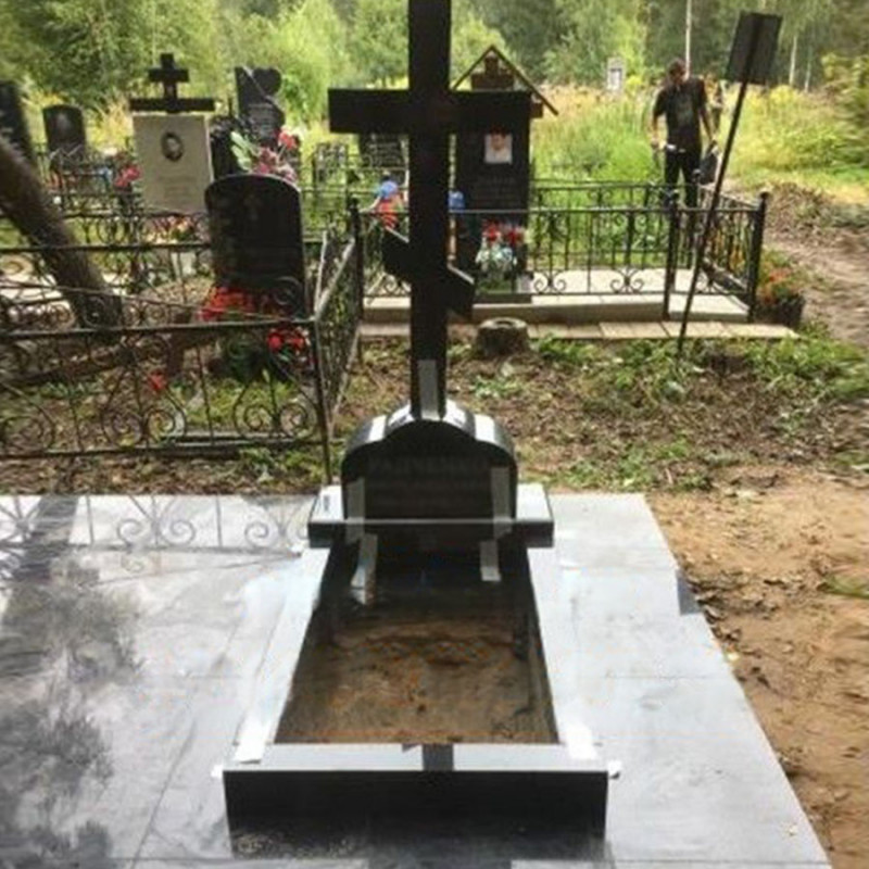 Гранітний хрест на могилу з надписами на підставці і квітником № 56605