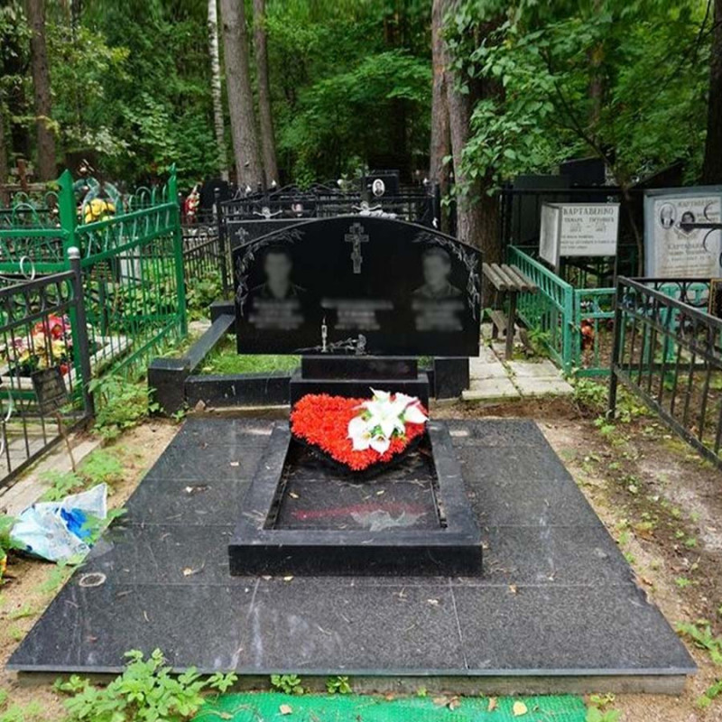 Горизонтальний пам'ятник для трьох на гранітній підставці № 70265