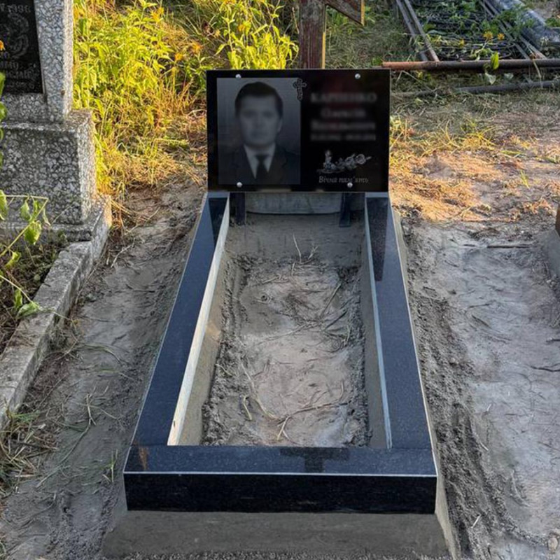Гранітна табличка 60-40 встановлена у квітнику № 52739