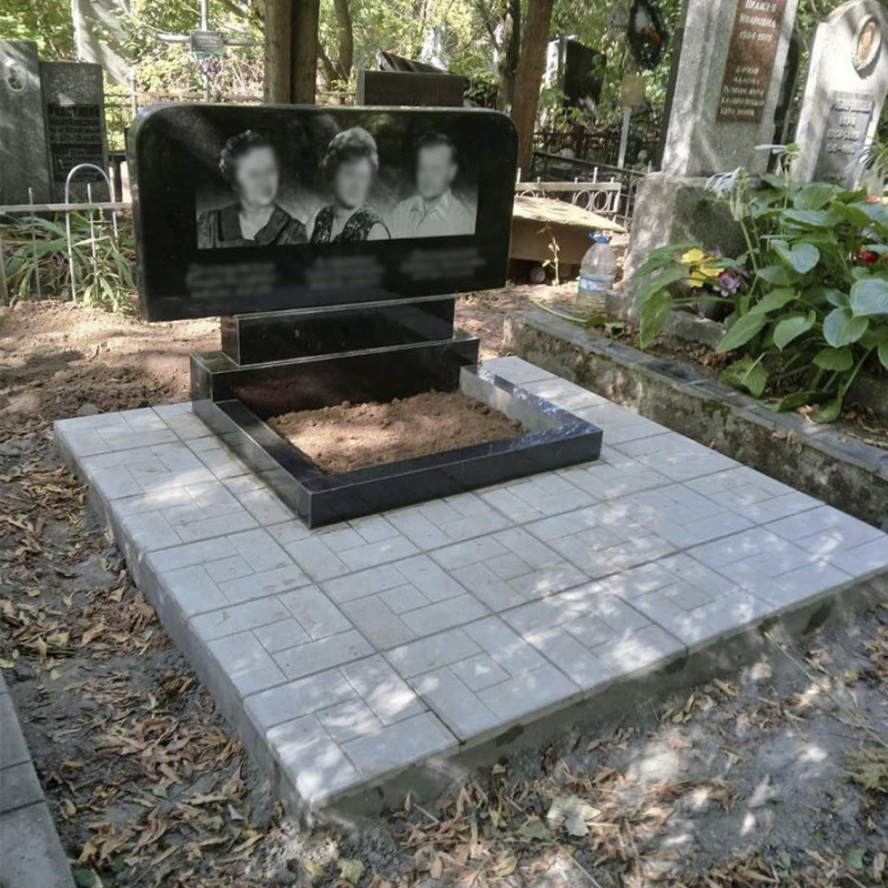 Пам'ятник на трьох з тротуарною плиткою 180-180 см під ключ № 76017