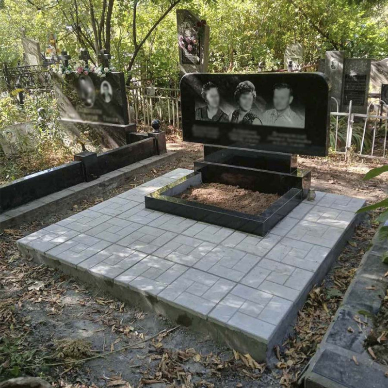 Пам'ятник на трьох з тротуарною плиткою 180-180 см під ключ № 76017