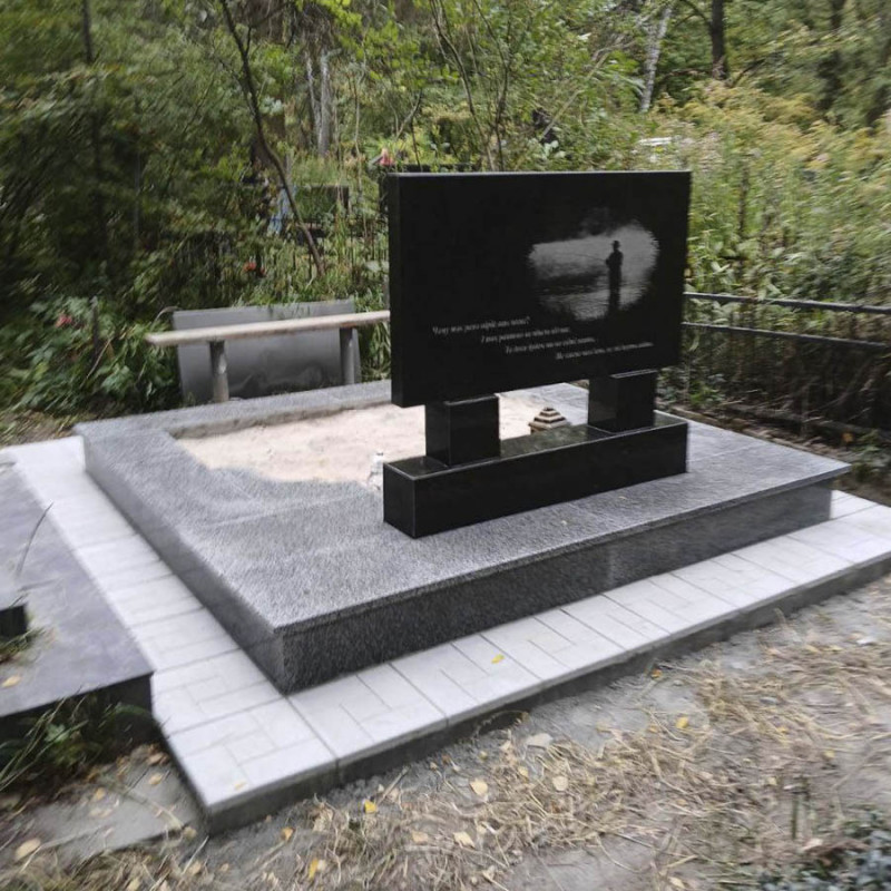 Горизонтальний пам'ятник на двох з покостівським цоколем під ключ № 51597