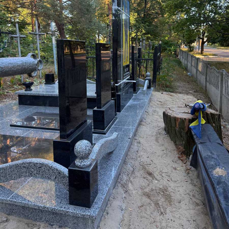 Сімейний меморіальний комплекс на чотирьох з букинського та покостівського коменю під ключ № 15026