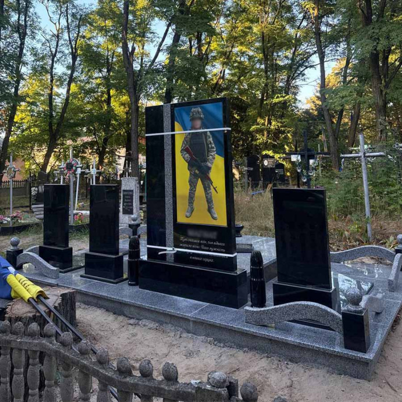 Сімейний меморіальний комплекс на чотирьох з букинського та покостівського коменю під ключ № 15026
