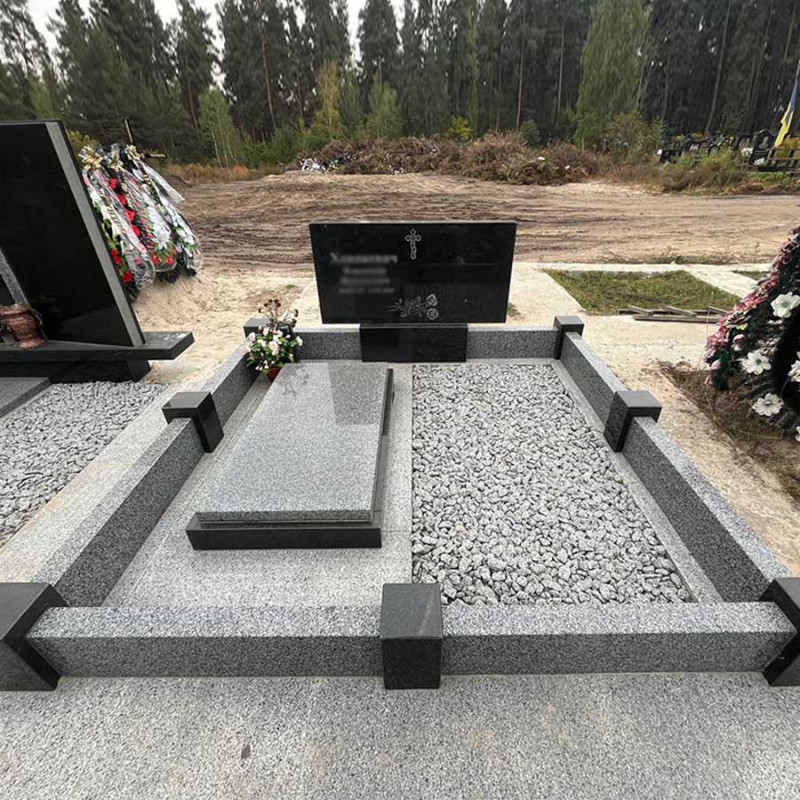 Горизонтальний пам'ятник з надписами  та гранітним цоколем на могилу № 47516