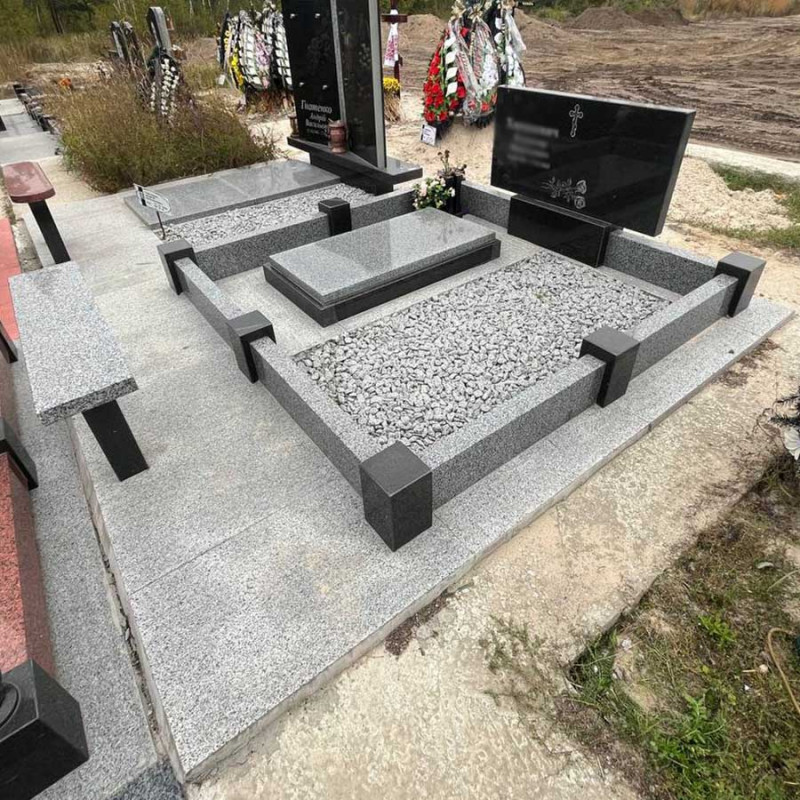 Горизонтальний пам'ятник з надписами  та гранітним цоколем на могилу № 47516