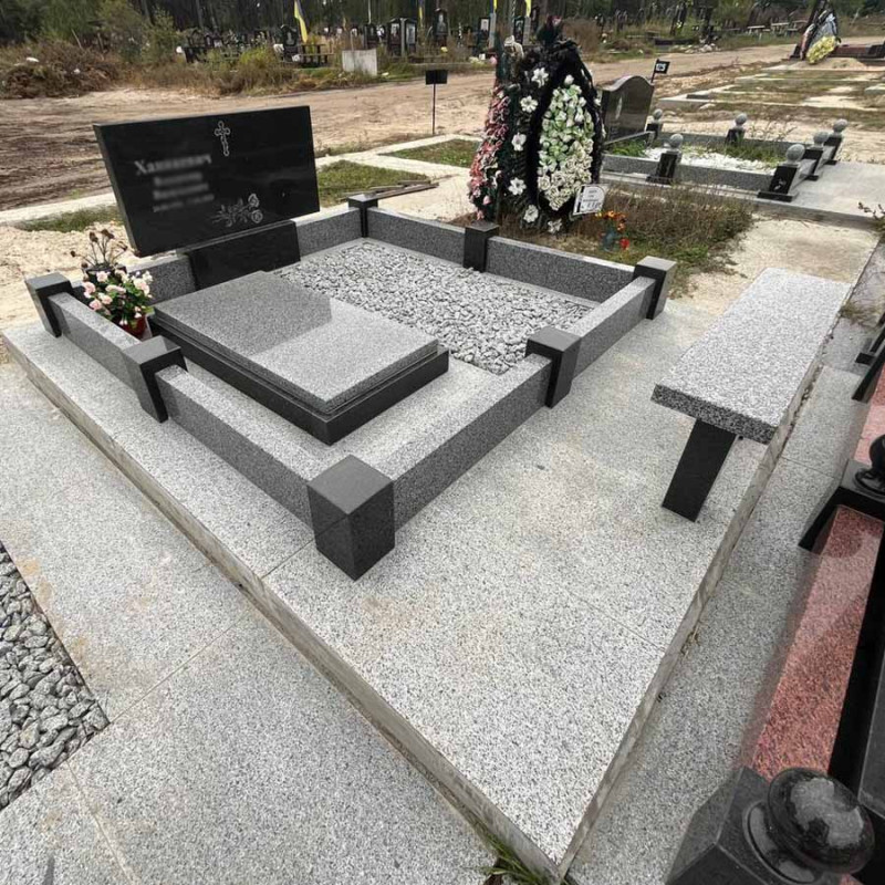 Горизонтальний пам'ятник з надписами  та гранітним цоколем на могилу № 47516