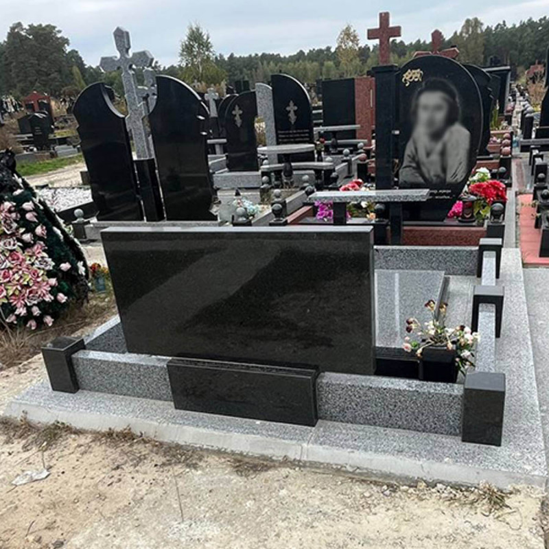 Горизонтальний пам'ятник з надписами  та гранітним цоколем на могилу № 47516