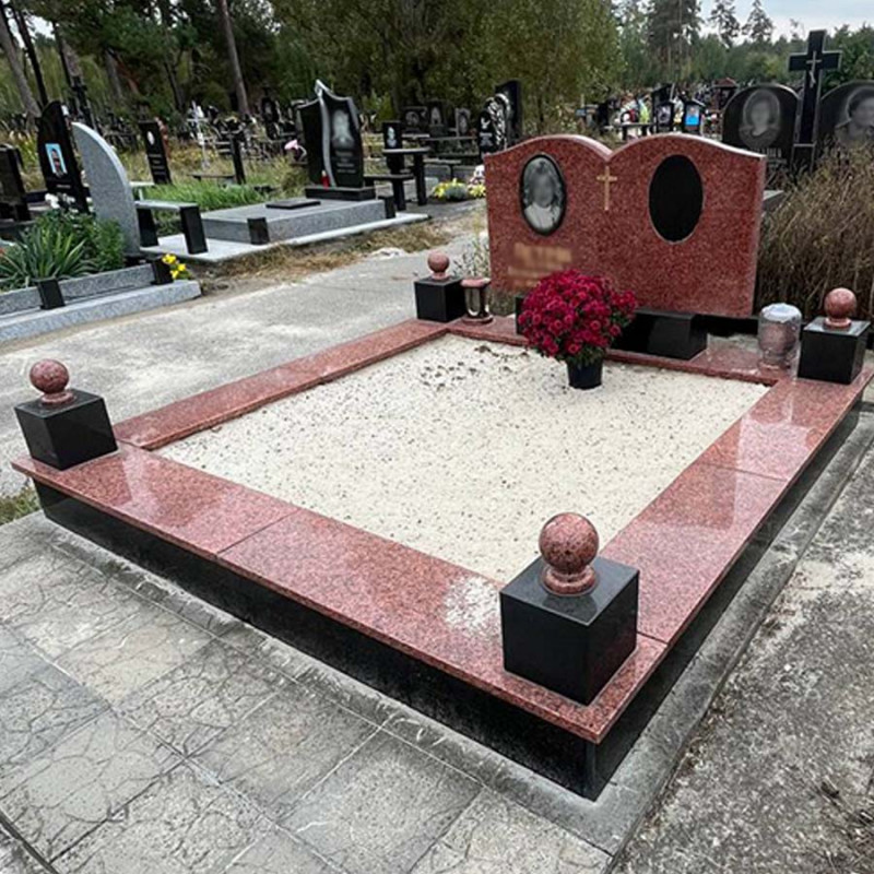 Пам'ятник на два портрета із червоного каменю на могилу № 65202