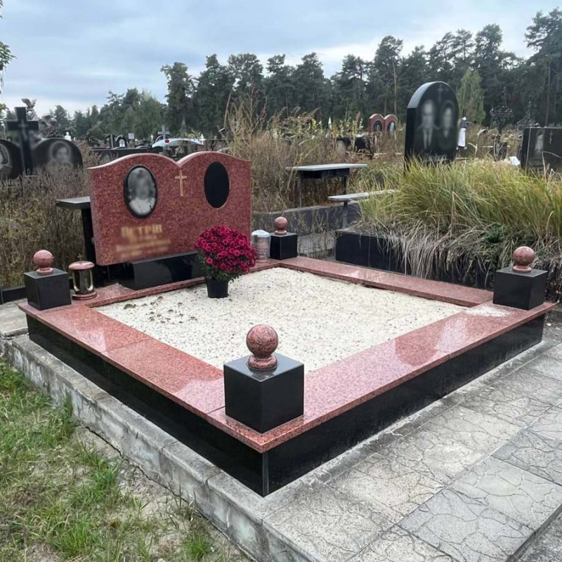 Пам'ятник на два портрета із червоного каменю на могилу № 65202