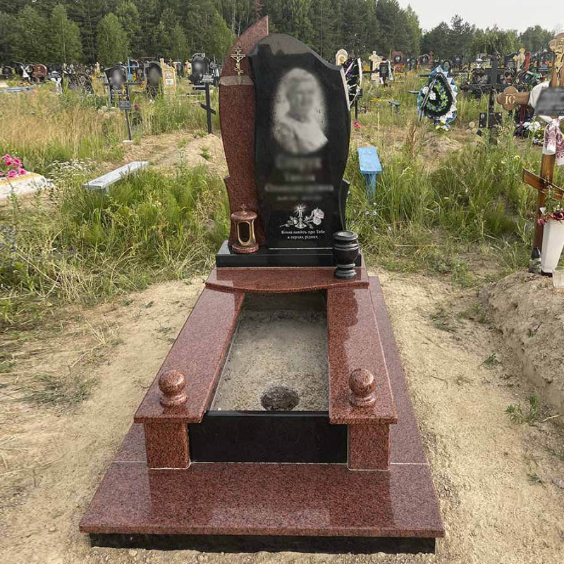 Одинарний пам'ятник з надгробкою червоного граніту № 87617