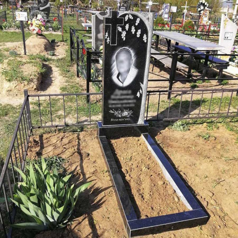 Пам'ятник на одного у вигляді дерева та квітник № 11162