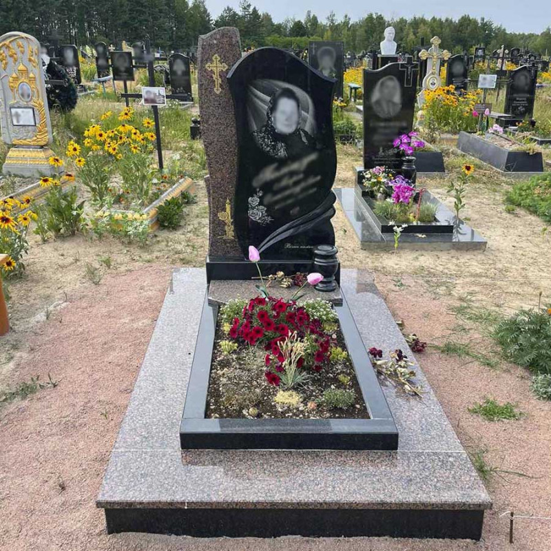Пам'ятник на одного з гранітною плиткою по периметру червоного граніту № 33033