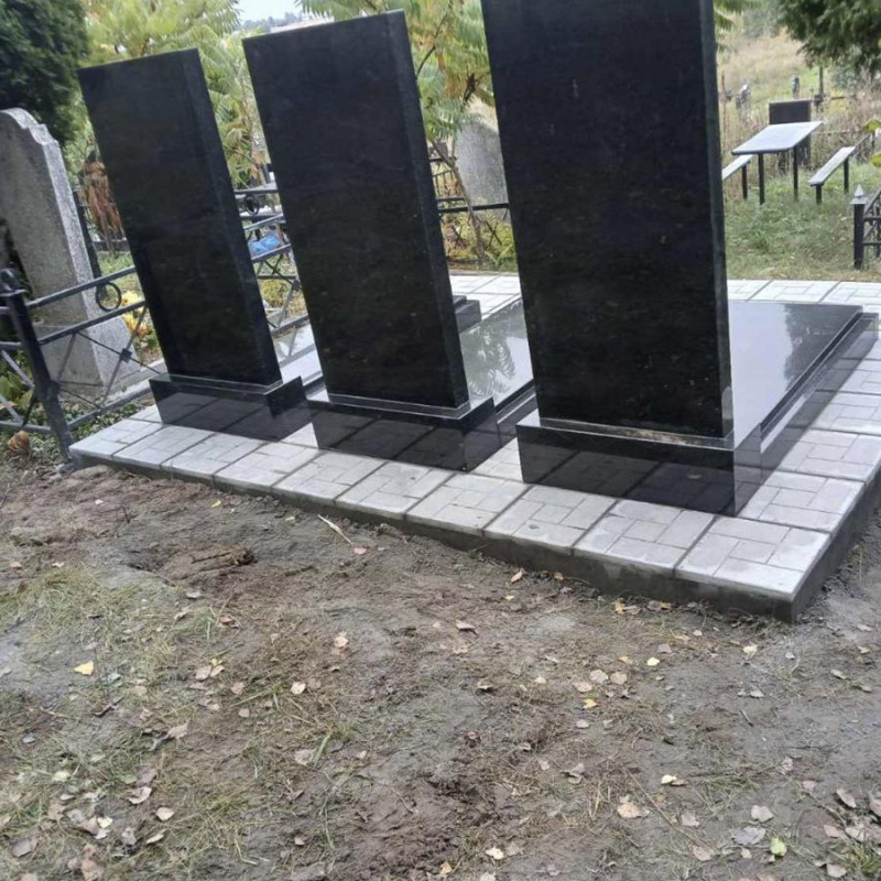 Три пам'ятника на кладовище з надписами № 36261