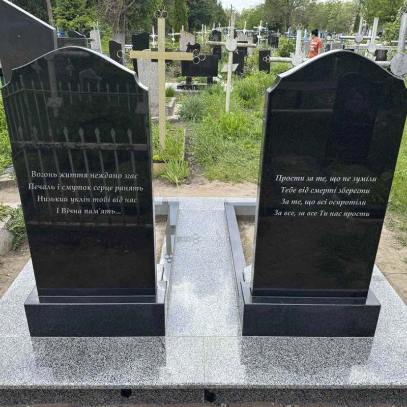 Сімейний гранітний комплекс для чоловіка та дружина на кладовище № 50025