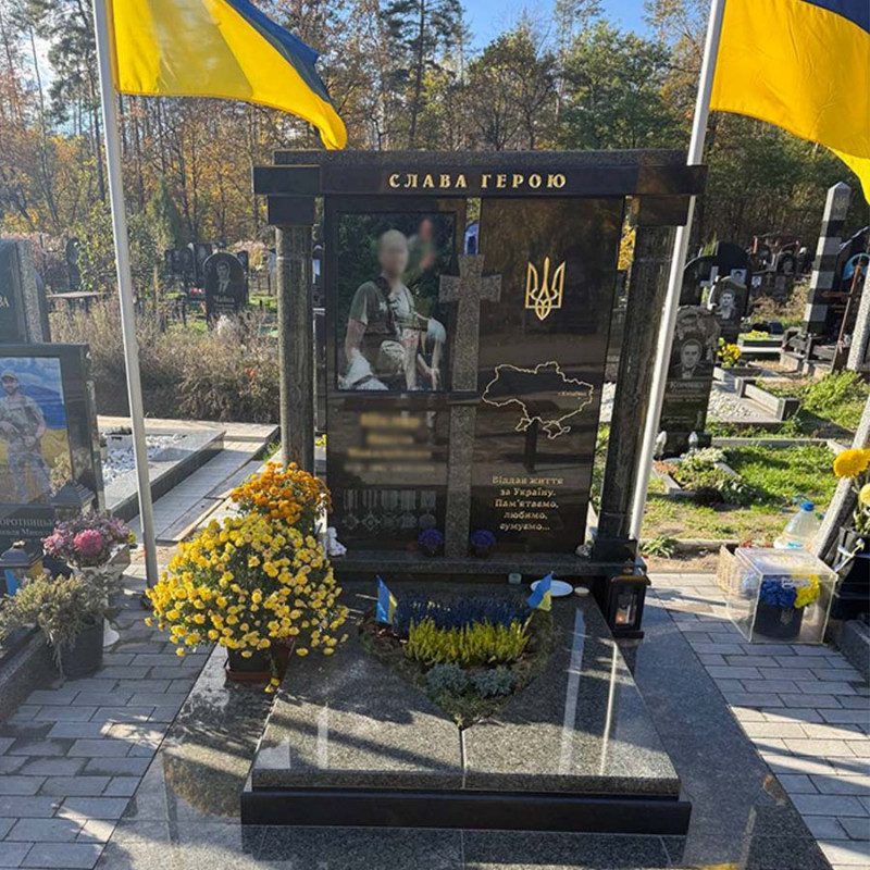 Пам'ятник військовому на кладовище з човнового граніту № 69813