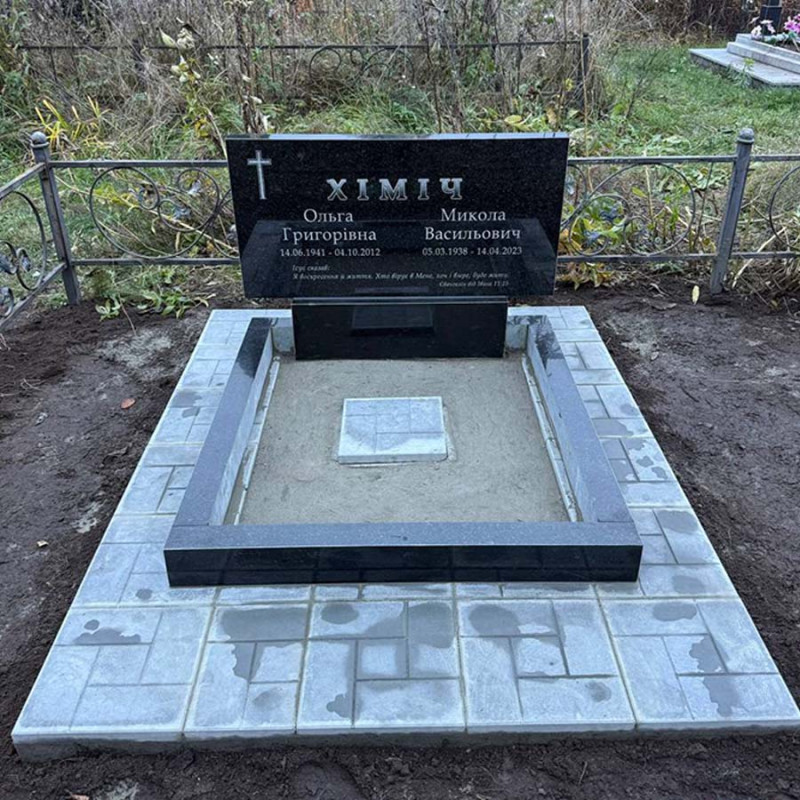 Пам'ятник на двох з надписами на кладовище № 58755 ПК