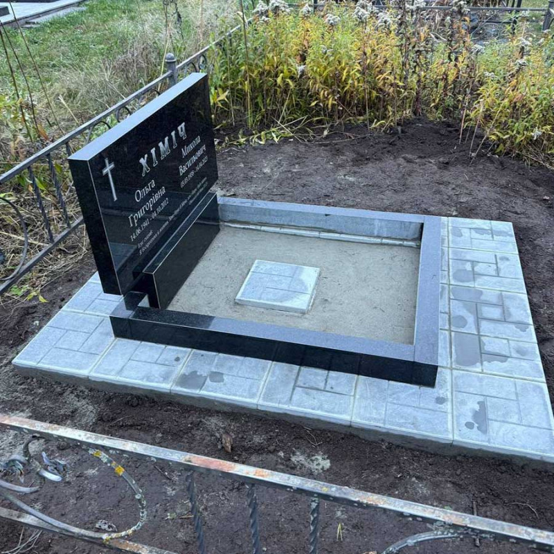 Пам'ятник на двох з надписами на кладовище № 58755 ПК