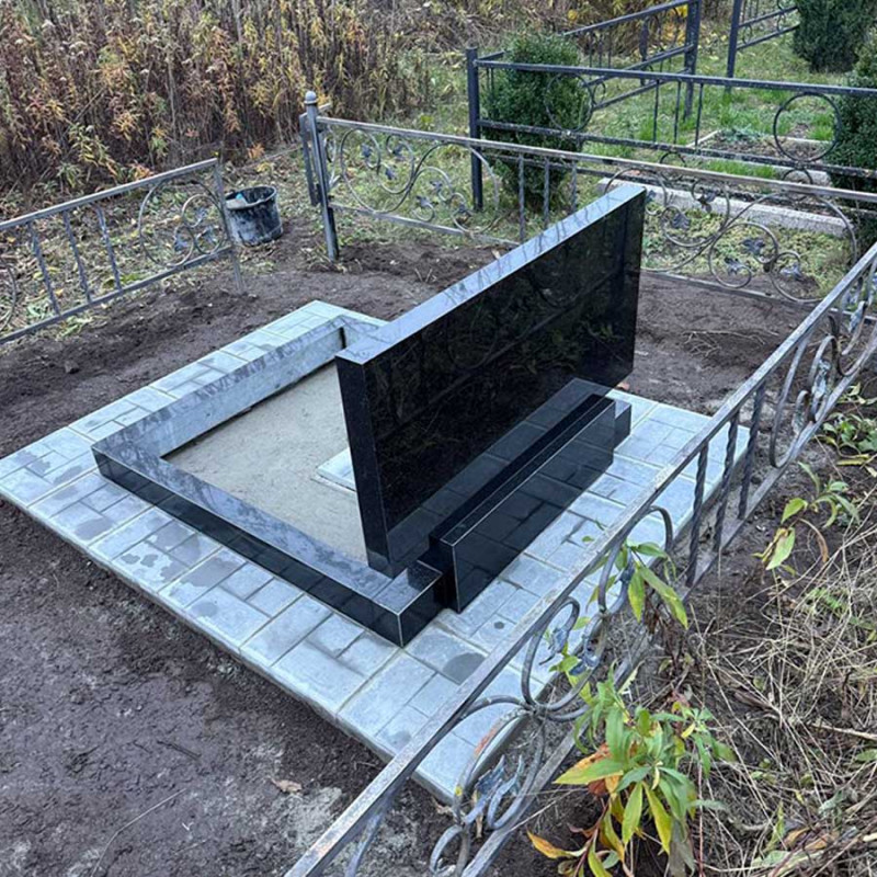 Пам'ятник на двох з надписами на кладовище № 58755 ПК