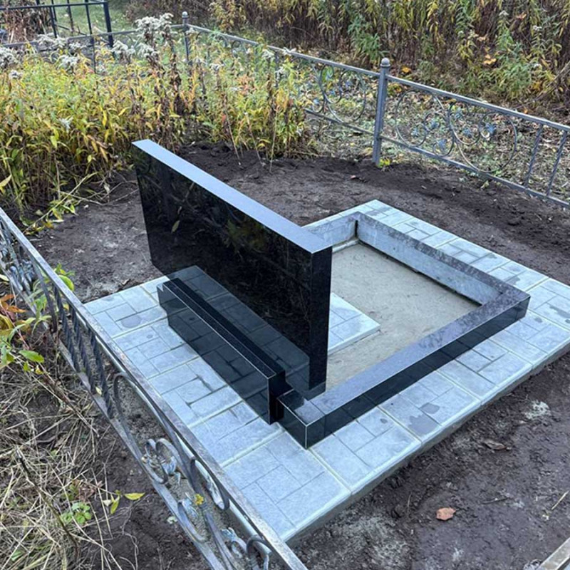 Пам'ятник на двох з надписами на кладовище № 58755 ПК