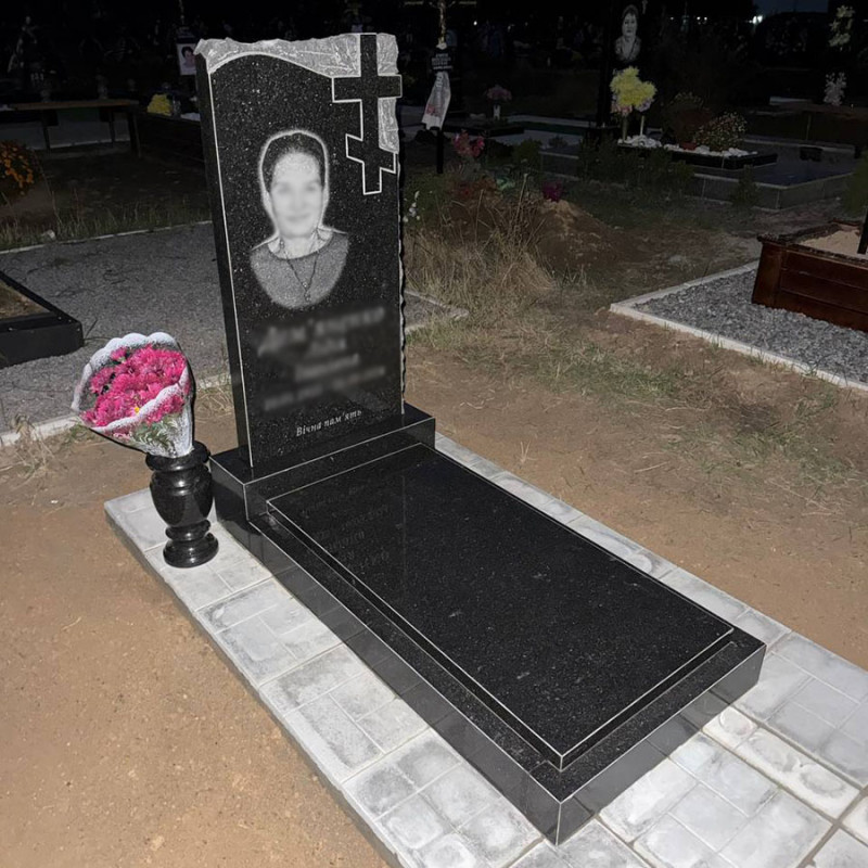 Гранітний пам'ятник для жінки у формі хреста на могилу № 64783 ПК