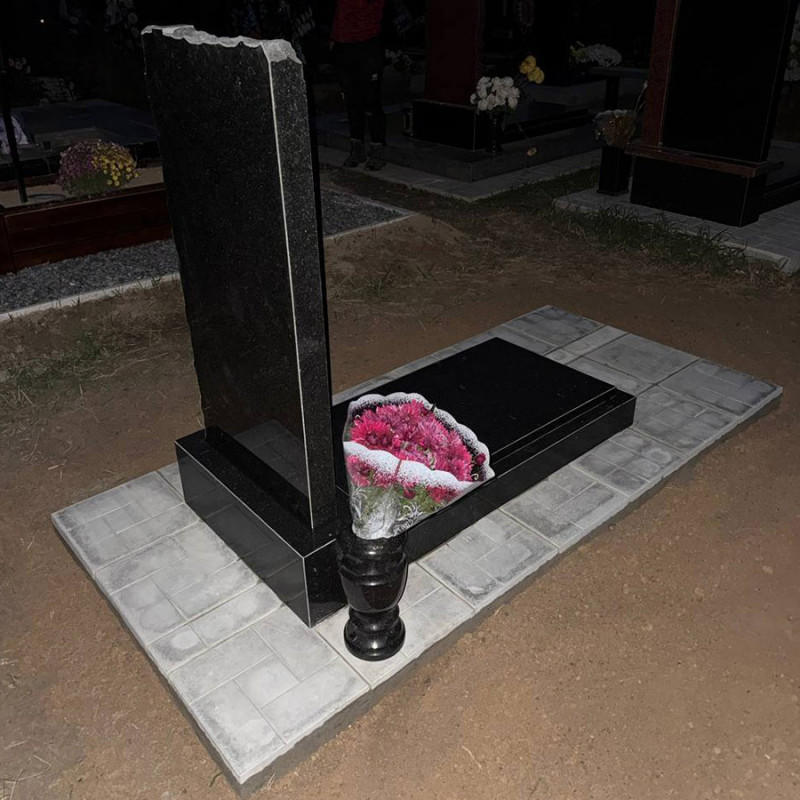 Гранітний пам'ятник для жінки у формі хреста на могилу № 64783 ПК