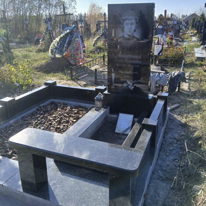 Пам'ятник одинарний на подвійній могилі з лавкою на кладовище № 90431