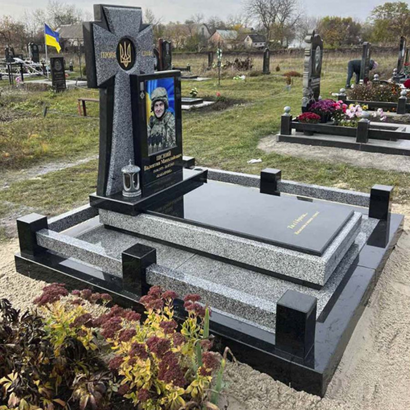Меморіальний гранітний комплекс військовому з козацьким хрестом на могилу № 99240 ПК