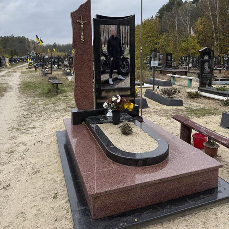 Пам'ятник хлопцю на кладовище № 50453 ПК