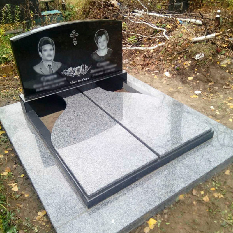 Пам'ятник на двох з надгробками на квітниках № 413245