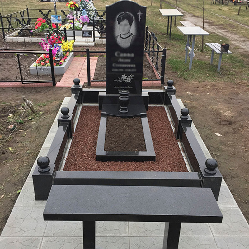 Пам'ятник на одного з лавкою на кладовище № 881105