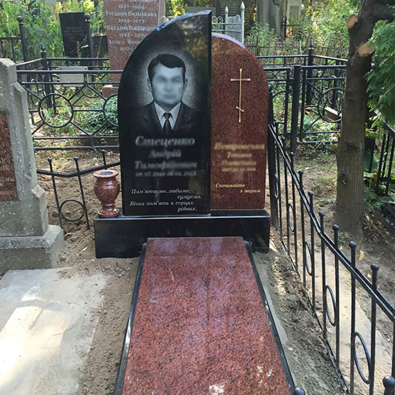 Пам'ятник на одного з гранітною колоною з лезниківського каменю № 680447