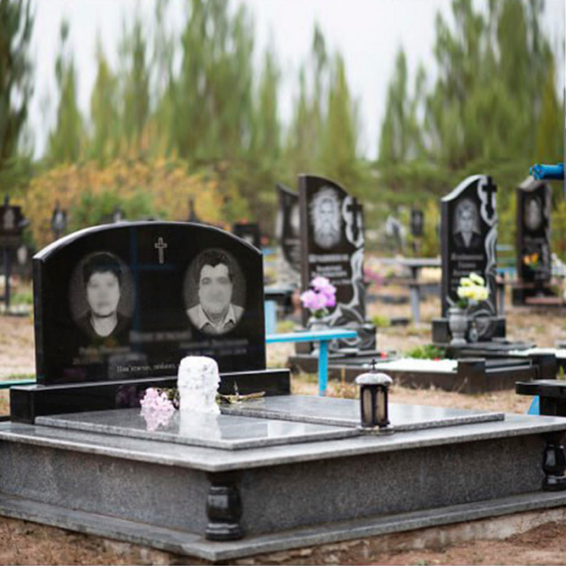 Горизонтальний пам'ятник на двох з високим квітником № 100936