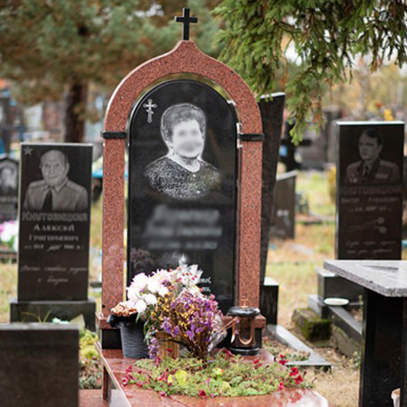 Пам'ятник овальний на одного з колонами № 906846