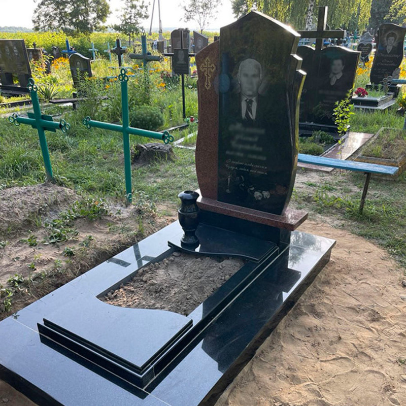 Пам'ятник на підставці на могилу з різними надгробками № 307065