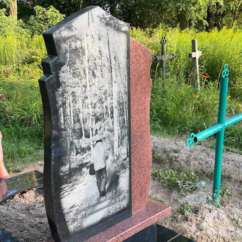 Пам'ятник на підставці на могилу з різними надгробками № 307065