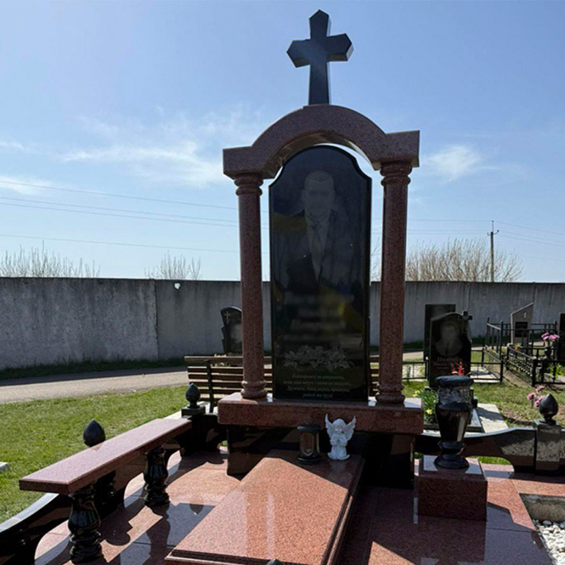 Пам'ятник з колонами і накривним дахом № 893589