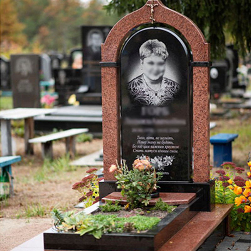 Пам'ятник з колонами та накривною для жінки на кладовище № 848251