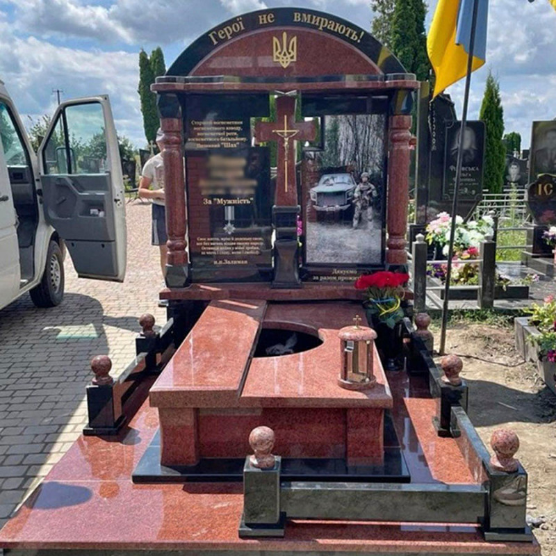 Меморіальний комплекс захиснику з червоного граніту № 167547