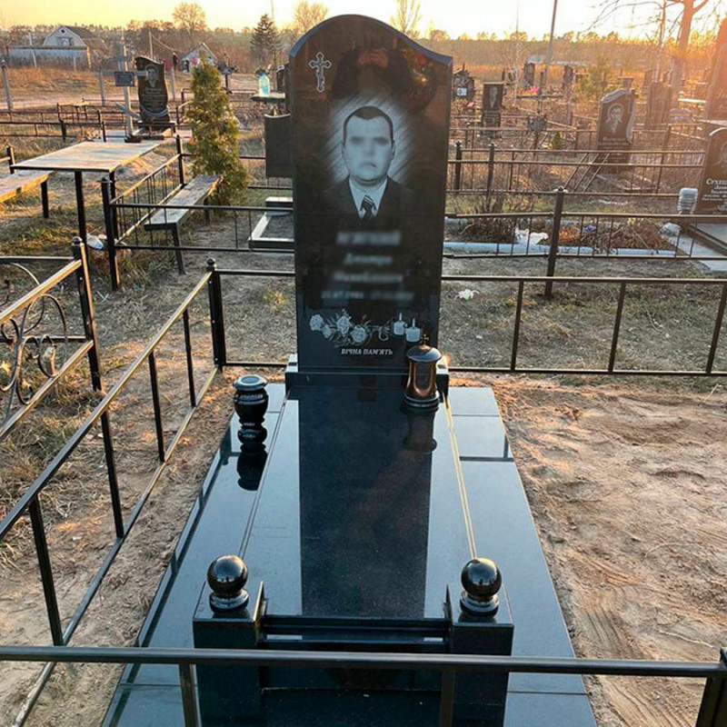 Пам'ятник загиблому воїну на кладовище № 713540