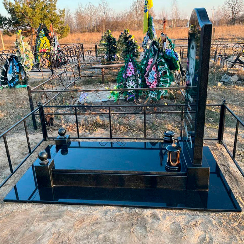 Пам'ятник загиблому воїну на кладовище № 713540