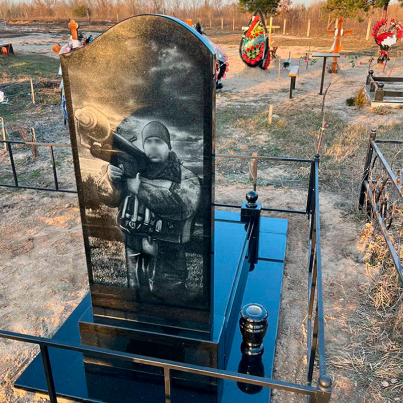 Пам'ятник загиблому воїну на кладовище № 713540