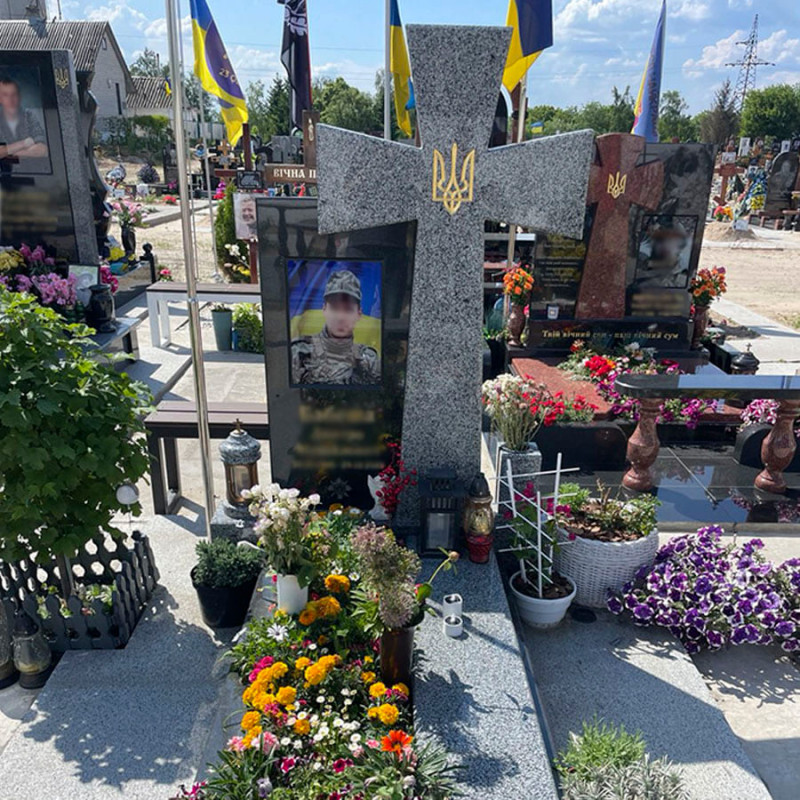 Пам'ятник військовому з козацьким хрестом і кольоровим портретом 40-60 см № 693664