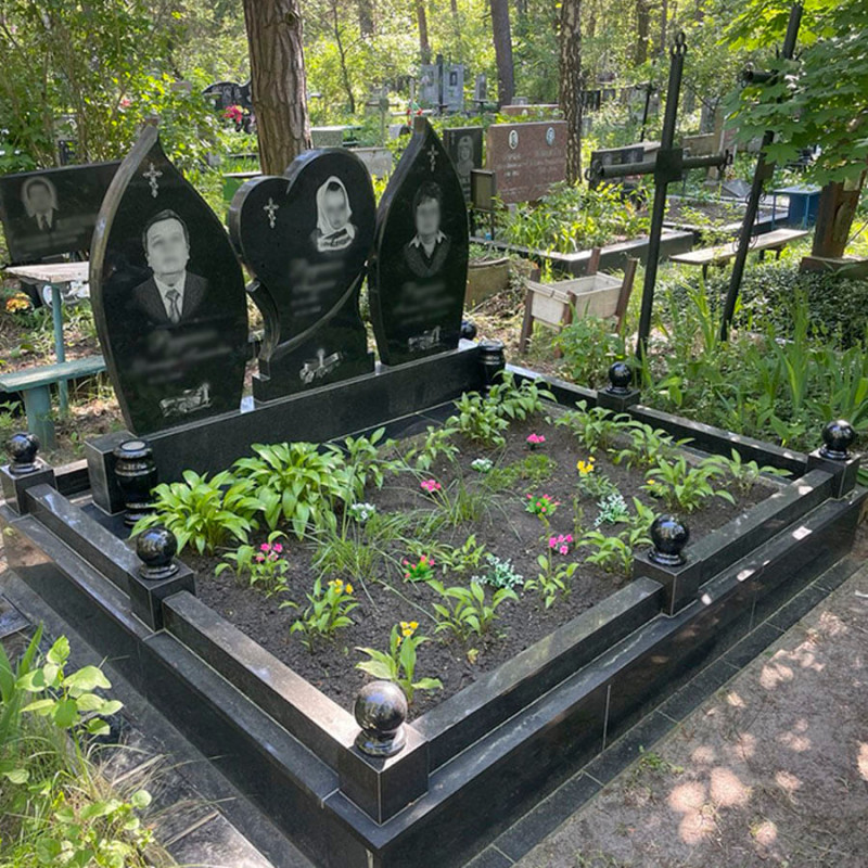 Сімейна могила на три пам'ятники № 283598