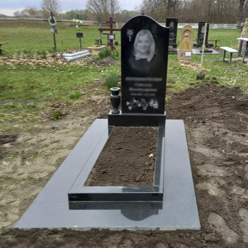 Пам'ятник на одного у формі хвиля з квітником № 83157
